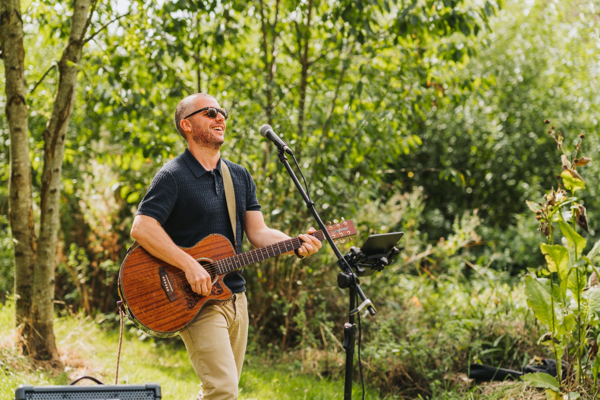 Live acoustic singer at drinks reception for wedding 
